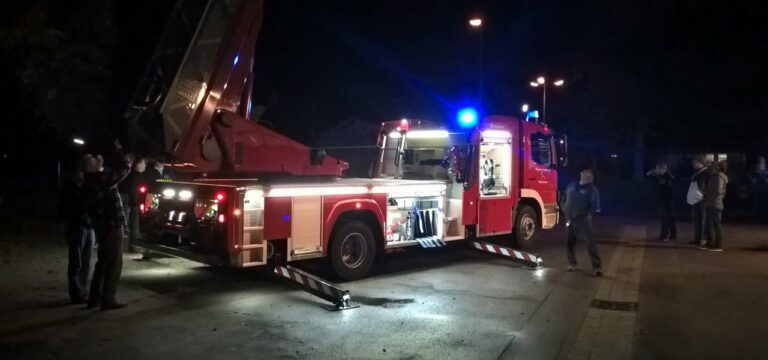 Mehrere Drehleiter im Einsatz: Großbrand in Rostock – ein Schwerverletzter
