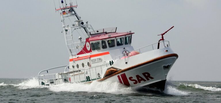 Boltenhagen: Ausflugsschiff mit 44 Menschen manövrierunfähig auf Ostsee