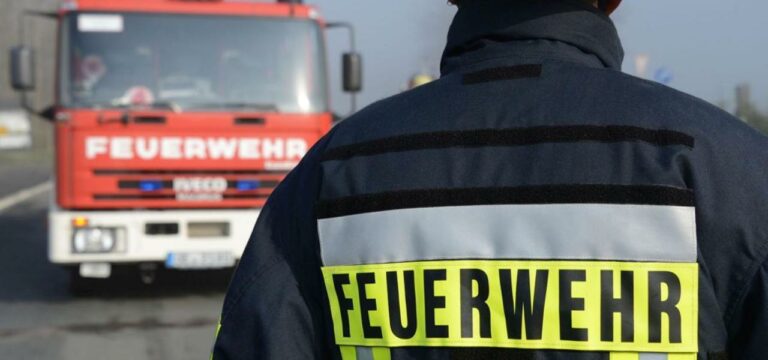 Wismar: Feuerwehren im Einsatz – Feuer auf dem Gelände eines Holzverarbeiters