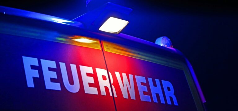 Drei Fahrzeuge brennen auf Parkdeck: 17.000 Euro Schaden