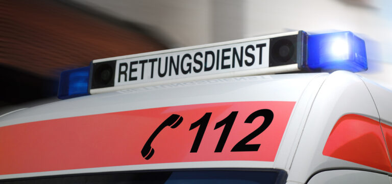 Zwei Autos kollidieren mit Lastwagen: Drei Verletzte