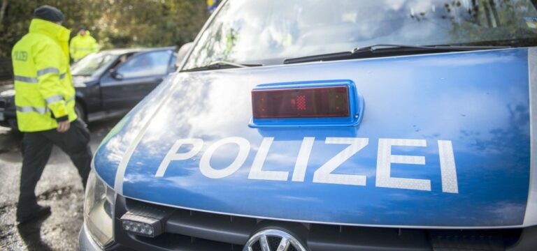 Polizei Wismar: Schwarzer Audi A 6 Avant entzieht sich Verkehrskontrolle