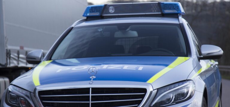 Rehna: Pkw rammt Streifenwagen – Beifahrerin leicht verletzt