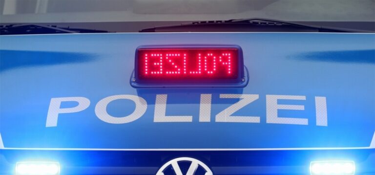 Rostock: Unbekannte werfen Holzstück von Brücke auf fahrendes Auto