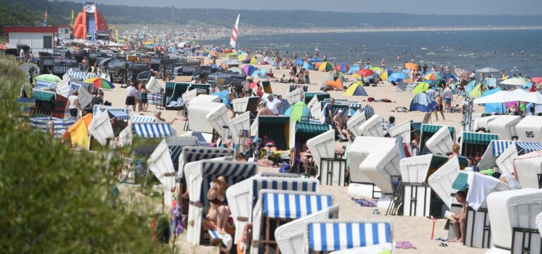 Volle Strände bei heißem Wetter im Nordosten