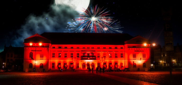 Wismar: Projektions- und Lichtshow „30 Jahre Deutsche Einheit“ auf dem Marktplatz