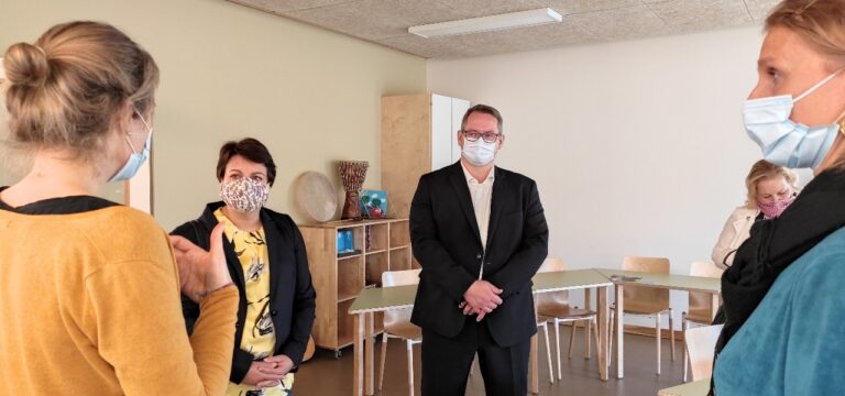 Wismar: Sozialministerin Stefanie Drese besucht die Kita “Stadtspatzen“