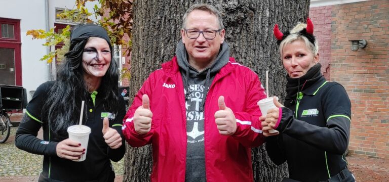 Wismar: Aus Megamarsch in Hamburg wird “Halloweenmarsch” durch die Stadt