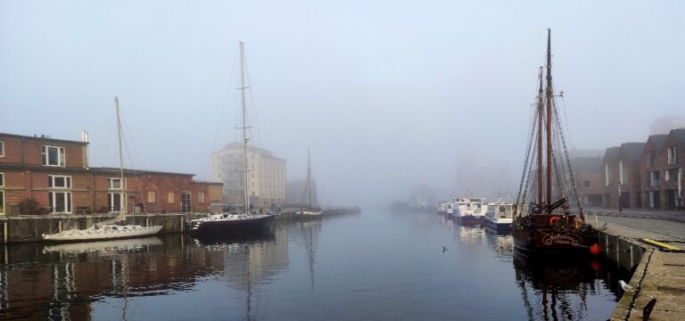 Schiffskollision bei dichtem Nebel im Hafen von Wismar