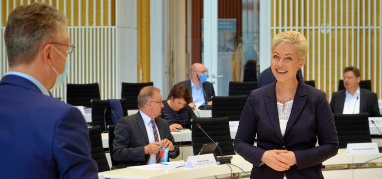 Schwerin: Landeskabinett zieht im Kampf gegen Corona Zwischenbilanz