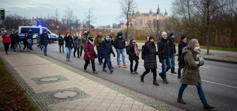 Schwerin: 300 Menschen protestieren gegen Corona-Schutzmaßnahmen