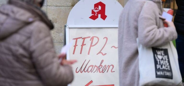 Schlangestehen für kostenlose FFP-2-Masken der Generation 60+