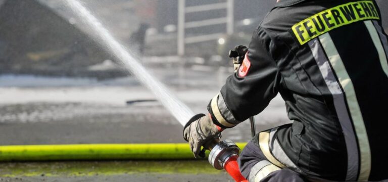 Lübow: Leichenfund in Brandgarage – Experten suchen Brandursache