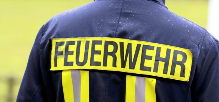 Etliche Feldbrände: Zwei verletzte Feuerwehrleute