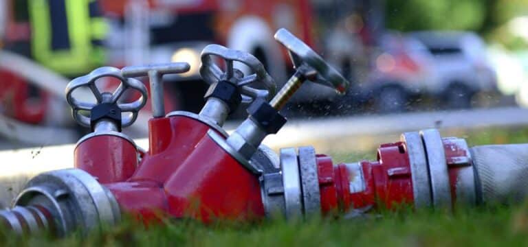 Schwerin: Vier Leichtverletzte bei Brand in Mehrfamilienhaus