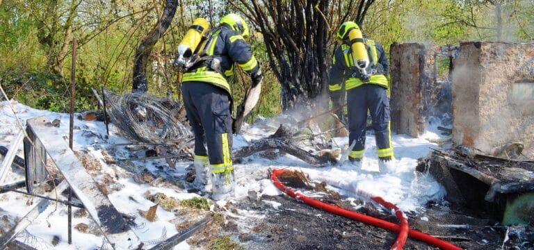 Gartenlaube in Wismar vollständig niedergebrannt – Kripo ermittelt wegen Brandstiftung