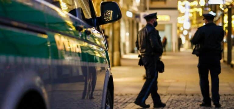 Wismar: Polenböller auf Polizeibeamte geworfen und gegen Corona-Regeln verstoßen