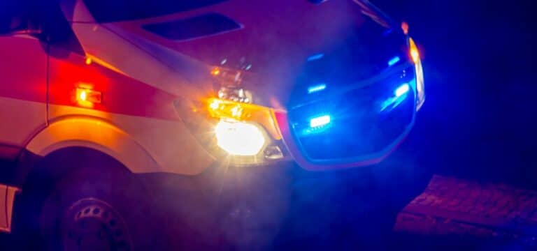 Motorradfahrer prallt gegen Auto und wird schwer verletzt