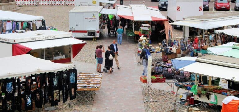 Markt der Kulturen: Internationales Flair trifft Wochenmarkt – bei großer Hitze