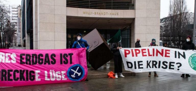 Aktivisten protestieren vor SPD-Zentrale gegen Nord Stream 2