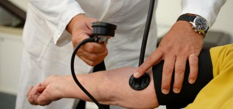 Pflegekräfte unter Druck: Hoher Krankenstand als Folge