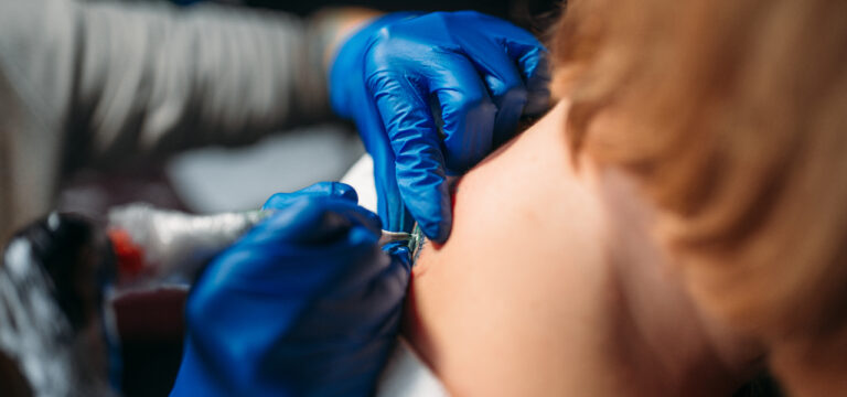 „Gegen die Willkür der Regierung“: Tattoo-Studios versammeln sich vor der Staatskanzlei