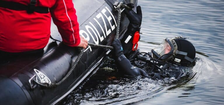 Taucher sollen in See nach verschwundenem Kind suchen