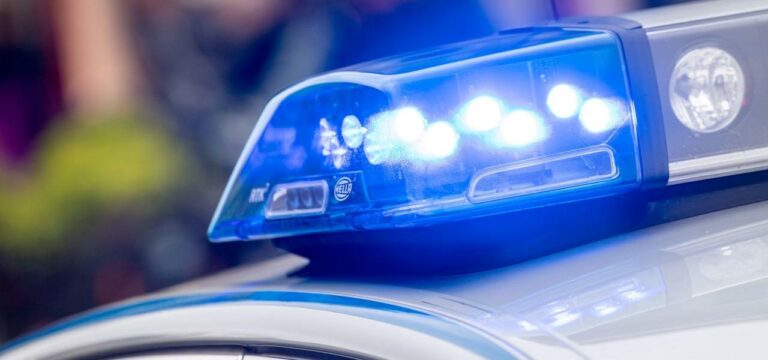 Auto kollidiert mit Straßenbahn in Rostock: Ein Verletzter