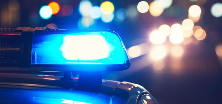 Rostock: Brüder stechen mit Messern auf sich ein – Opfer flüchtet über den Balkon