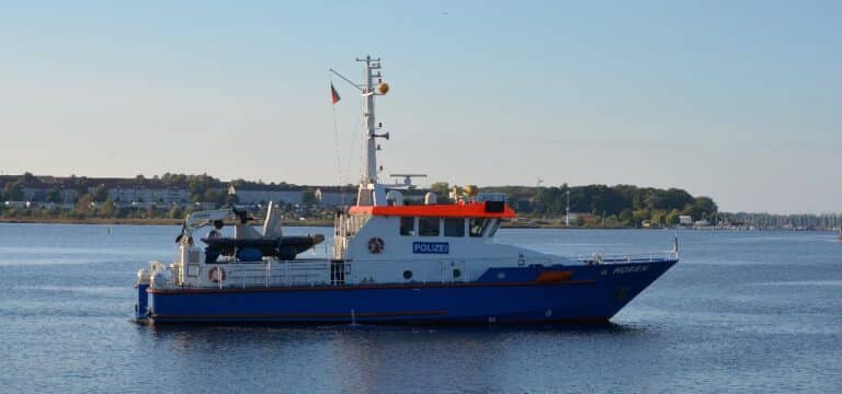 Leiche im Wismarer Hafenbecken entdeckt: Polizei sucht Zeugen
