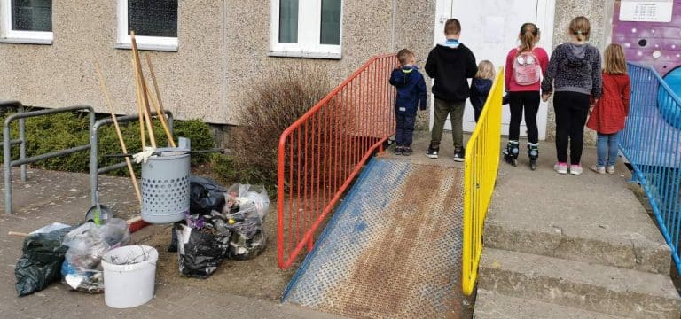 Wismar: Eltern räumen Spielplatz auf – „Kinder können nicht mehr sicher spielen“