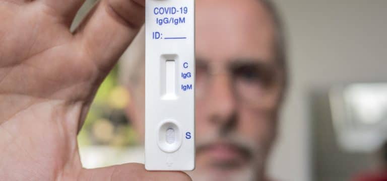 Löcheriges Netz von Stellen für kostenlose Schnelltests