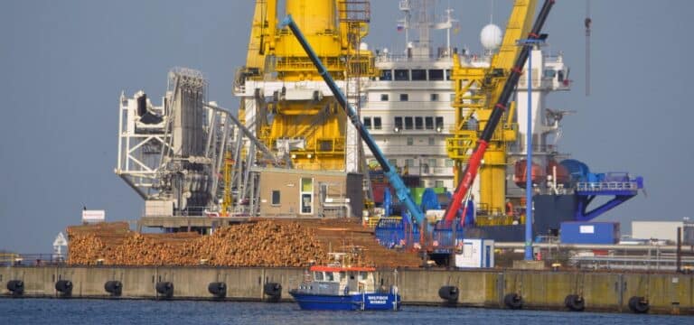 Russisches Verlegeschiff verlässt Wismarer Hafen