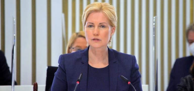 Schwesig dringt auf Entscheidung zum Neustart im Tourismus