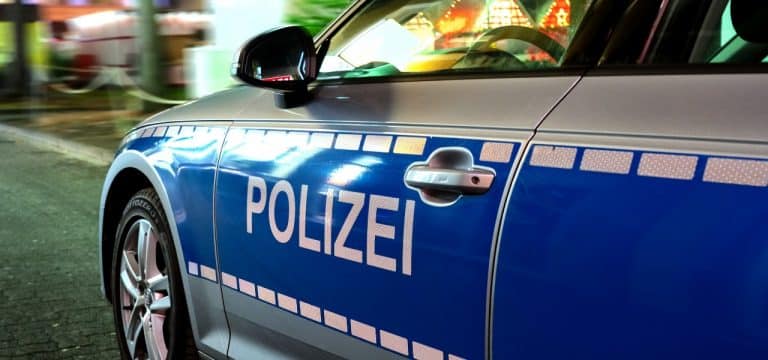 Mann geht in Rostock halbnackt Hose kaufen