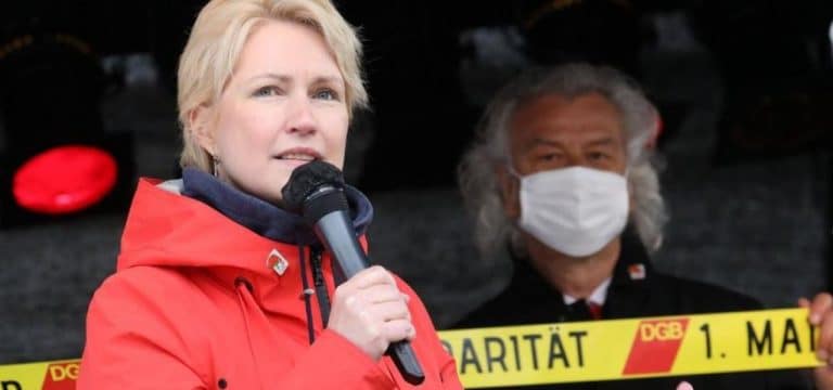 Rostock: Schwesig ruft zu Solidarität in der Gesellschaft auf