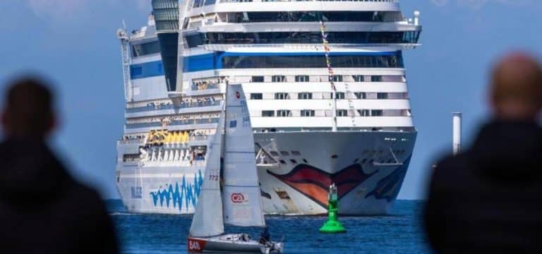 Rostock: Erstes Kreuzfahrtschiff der Saison 2021 angekommen