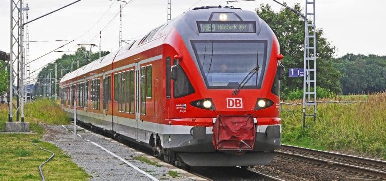 Kabel an Bahnstrecke gestohlen: Zugverkehr lahmgelegt