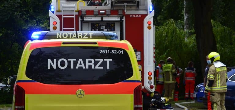 Wismar: Mann stürzt vom Dach – Berufsfeuerwehr im Einsatz