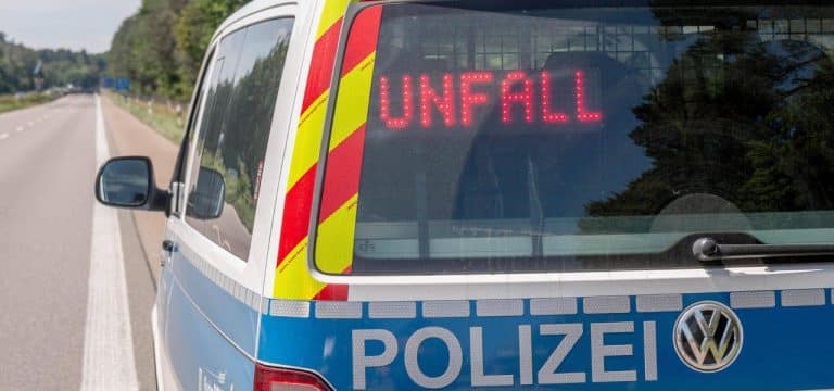 Auto kollidiert mit Pannenfahrzeug auf A19: Schwerverletzte