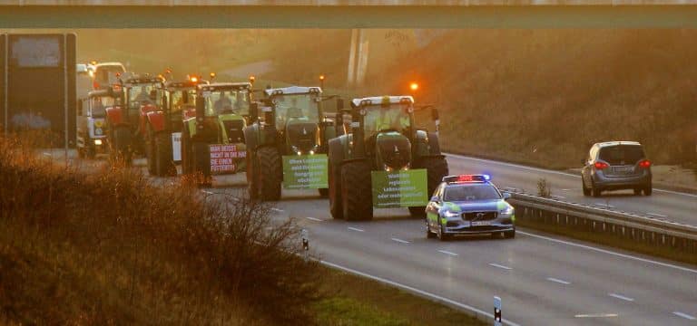 Bauern-Protest mit Traktoren sorgt für Verkehrsbehinderungen