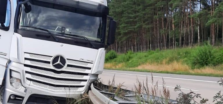 Unfall auf der A19: LKW Fahrer verliert das Bewusstsein und verstirbt