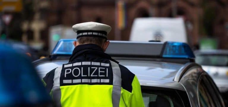 Hagenow: Mann springt vor Autos und randaliert