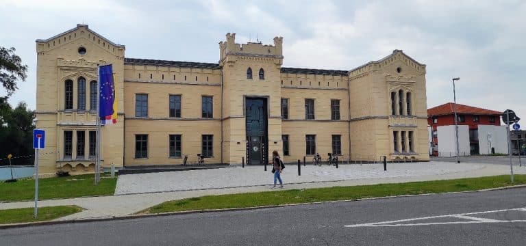 Wismar: Defekte Fassade am Gebäude des Polizeihauptrevier