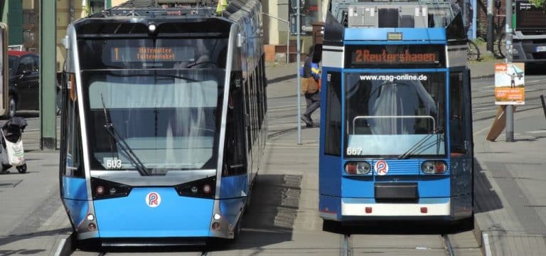 Auto stößt mit Straßenbahn in Rostock zusammen