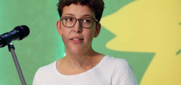 Grünen-Politikerin beklebt CDU-Plakate: jetzt hagelt es Kritik