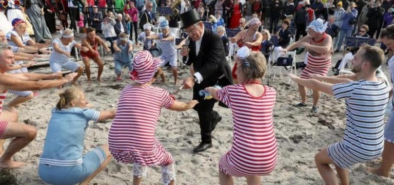Abbaden in Heiligendamm in historischer Bademode