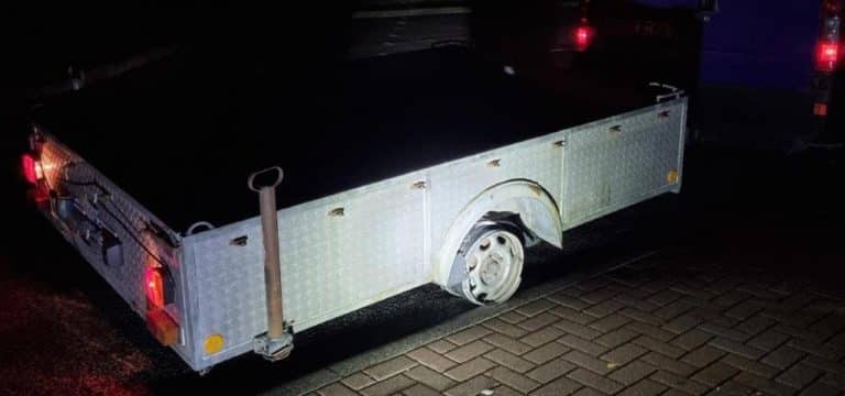 Pkw mit Anhänger mit erheblichen Reifenmängel auf A 20 gestoppt