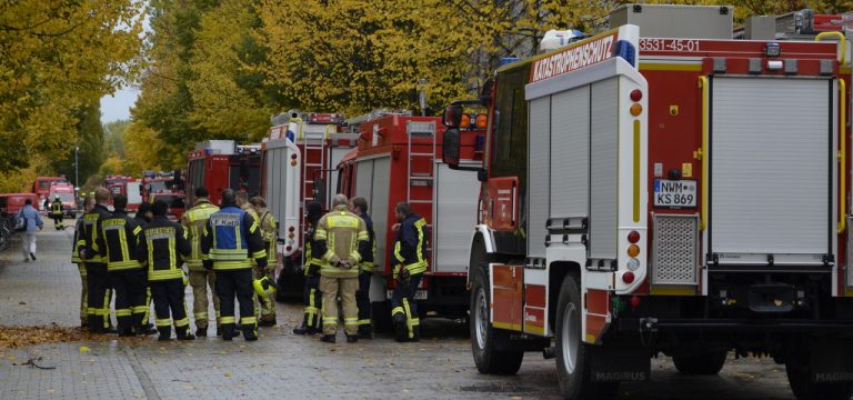 Wismar: Mögliche Natriumnitratdämpfe ausgetreten – Feuerwehreinsatz an der Hochschule