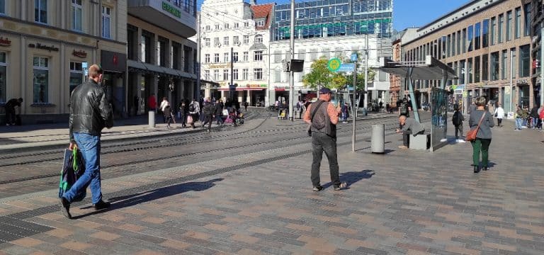 Koffer mit der Aufschrift „Bombe“ auf dem Schweriner Marienplatz